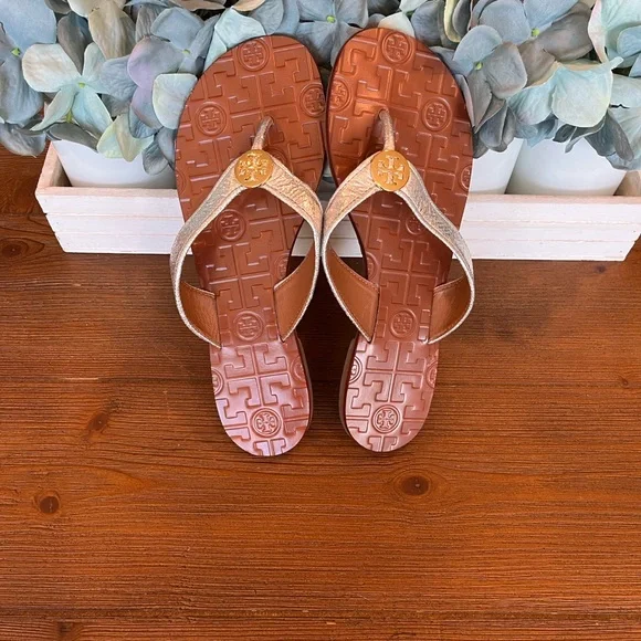 Tory Burch Thora Reverse Metallic Rosa Leather Thong - Picture 8 of 8